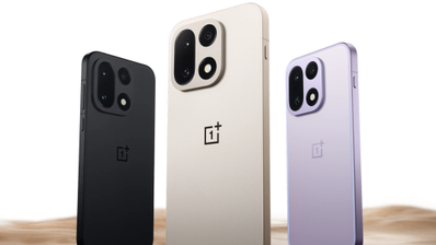 Tres smartphones OnePlus 15 en colores negro, crema y lavanda vistos desde su parte trasera.