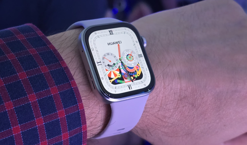 Huawei Watch Fit 4 en muñeca delgada.