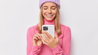 Mujer usando un iPhone