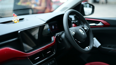 Pantalla del coche en negro