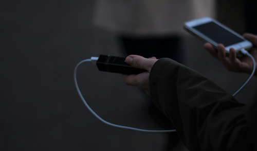 Powerbank cargando un móvil por cable