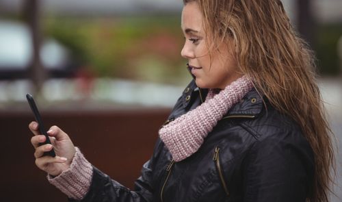 mujer usando su smartphone