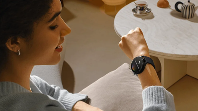 Mujer usando el Xiaomi Watch 2