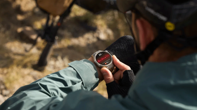 Primer plano de una persona consultando la gráfica de frecuencia cardiaca en un Huawei Watch GT 6 Pro durante una ruta de ciclismo.