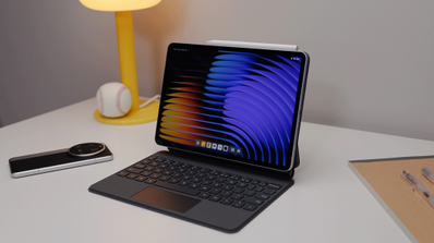 Xiaomi Pad 7 junto a un móvil