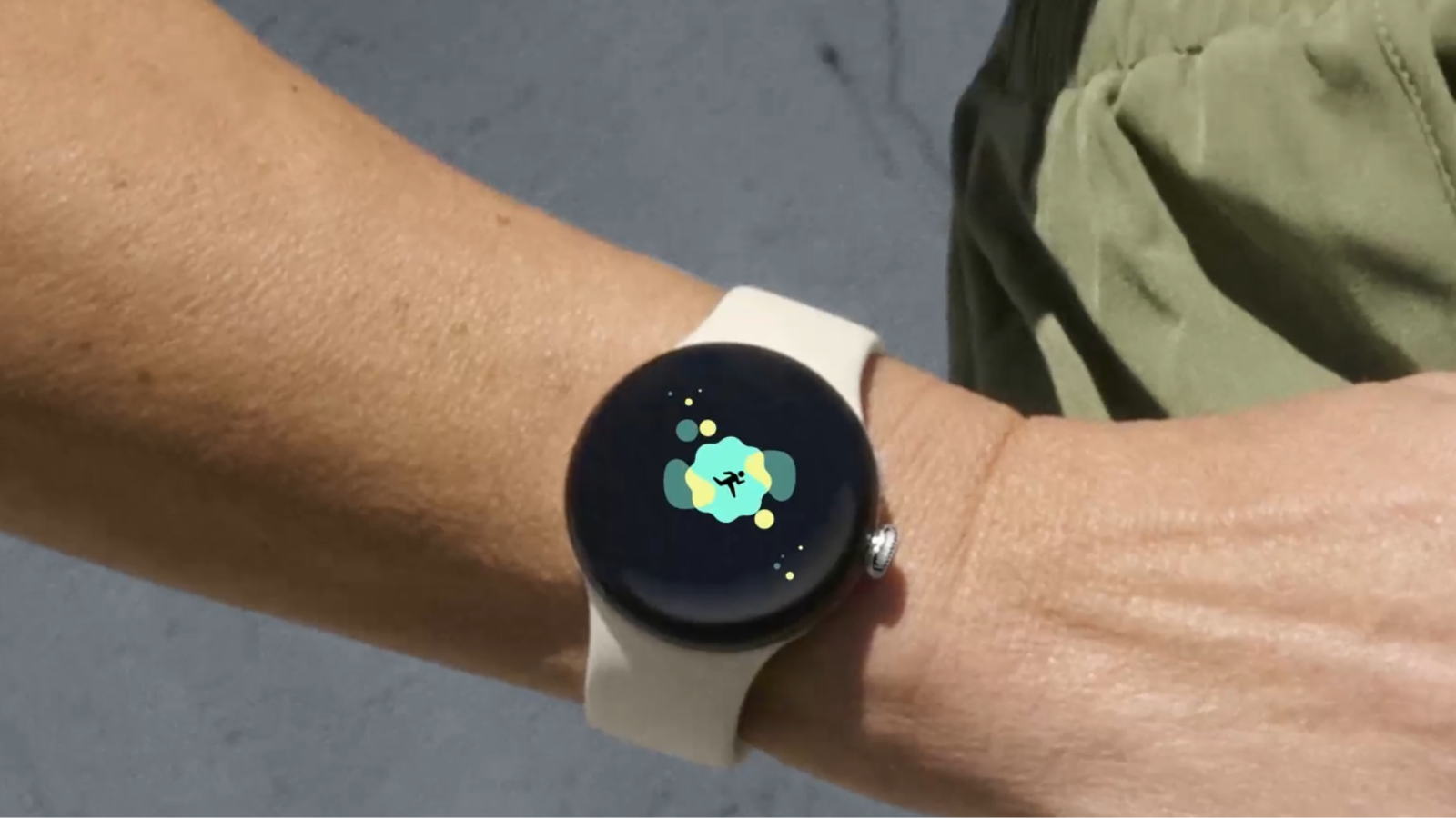 Google Pixel Watch 3 puesto en la mano