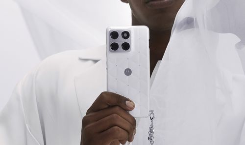 motorola edge 70 Pantone Color of the Year 2026