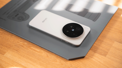 vivo X300 Pro sobre la mesa