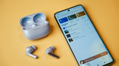 Auriculares Redmi Buds 6 Pro junto a un smartphone Xiaomi