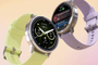 Dos relojes inteligentes Garmin Venu 4 con correas en color lima y lavanda mostrando diferentes esferas de medición.