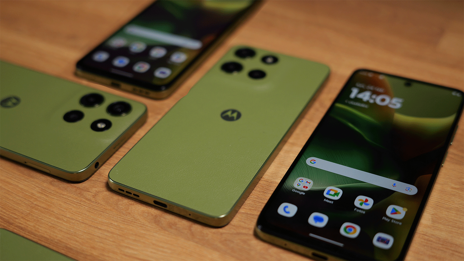 Motorola G15 sobre una mesa