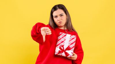 Mujer renegando de un regalo.