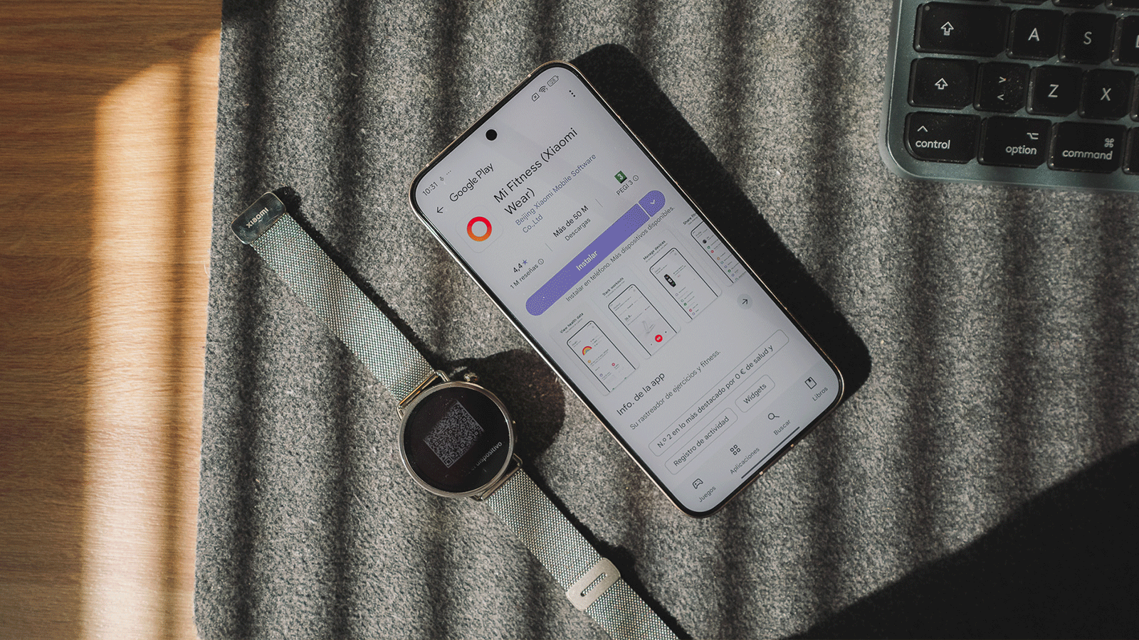 Xiaomi Watch S4 junto a un móvil con la app Mi Fitness