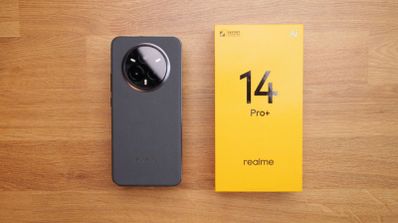 realme 14 Pro+ 5G al lado de su caja