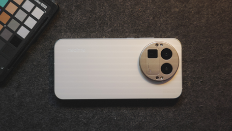 Vista superior trasera de un teléfono realme GT 8 Pro de color blanco con un módulo de cámaras circular desplazado hacia la derecha.