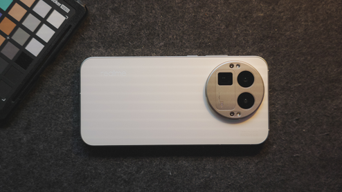 Vista superior trasera de un teléfono realme GT 8 Pro de color blanco con un módulo de cámaras circular desplazado hacia la derecha.