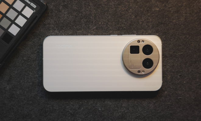Vista superior trasera de un teléfono realme GT 8 Pro de color blanco con un módulo de cámaras circular desplazado hacia la derecha.
