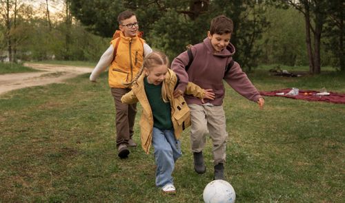 niños jugando al futbol