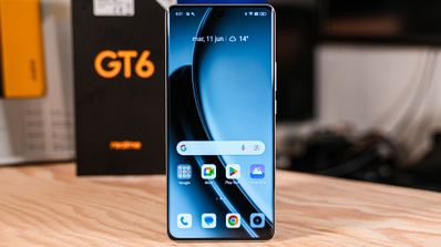 Pantalla del realme GT 6 con caja de fondo