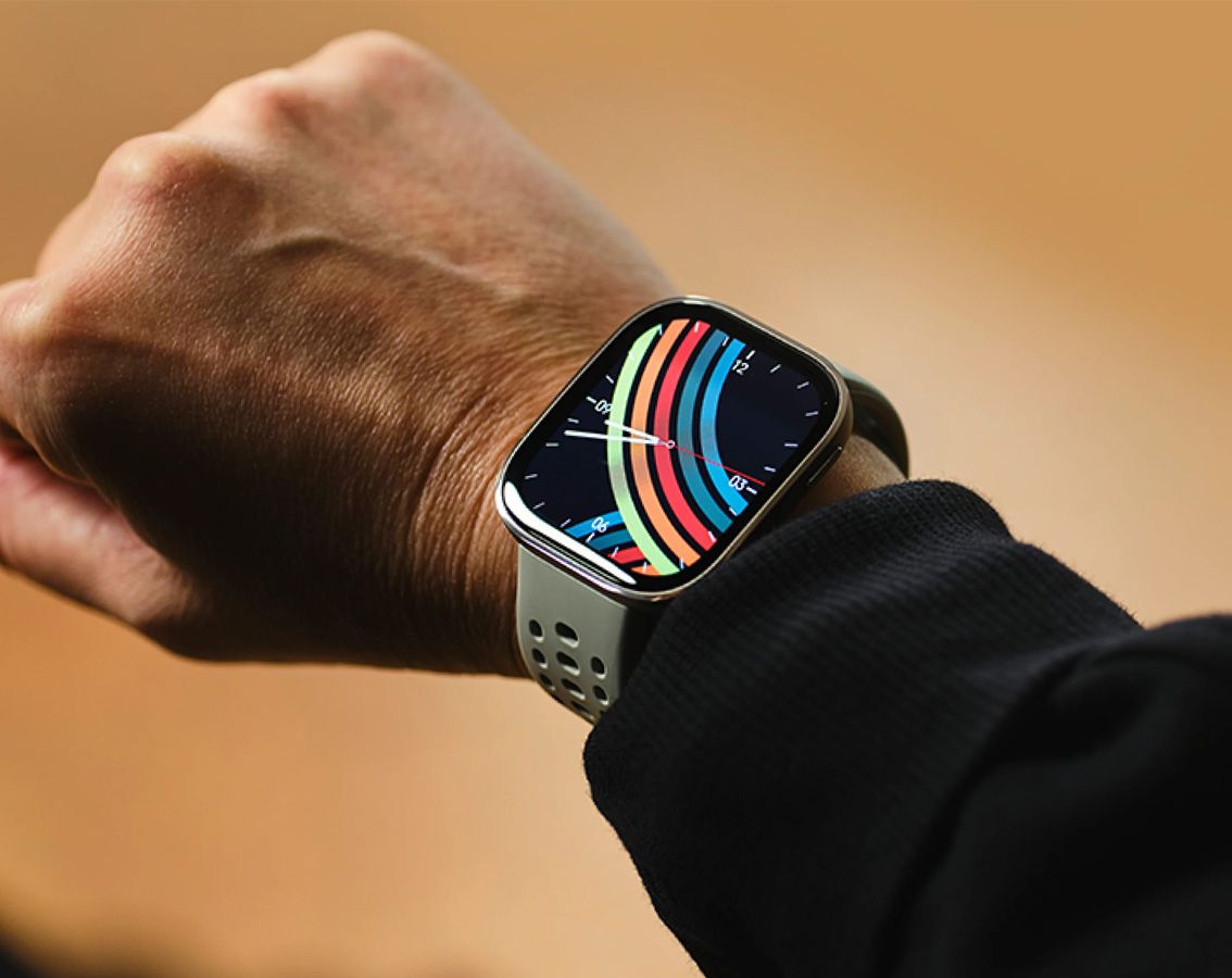 Reloj inteligente Amazfit Bip 6 con esfera de colores en la muñeca de una persona.