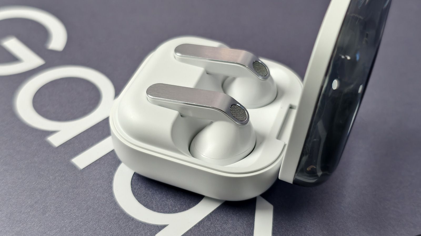 Auriculares Galaxy Buds4 con el estuche