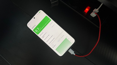 Cargando el móvil por USB.