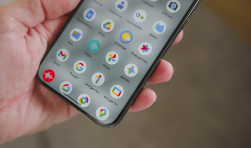 Google Pixel 10 Pro XL con app de Gemini y Google Fotos