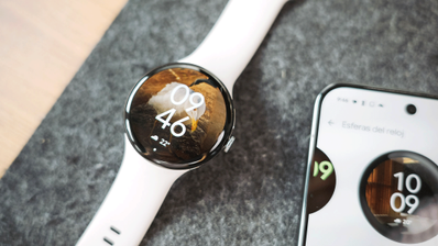 Google Pixel Watch 4 junto a un móvil