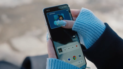 Movil en mano.