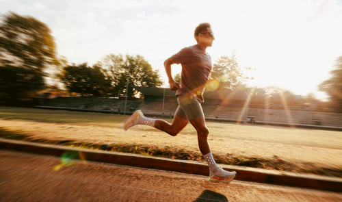 Runner entrenando en asfalto