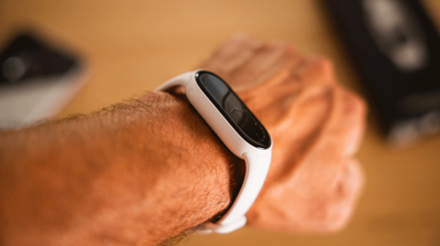 Xiaomi Smart Band 10 en la muñeca