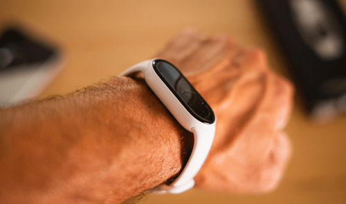 Xiaomi Smart Band 10 en la muñeca