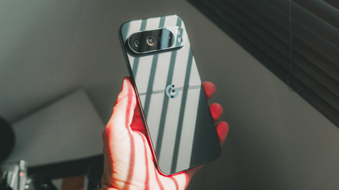 Parte trasera de un Google Pixel 10 Pro XL sujeto con una mano donde se aprecia el módulo de cámaras triple y el logotipo de la marca.