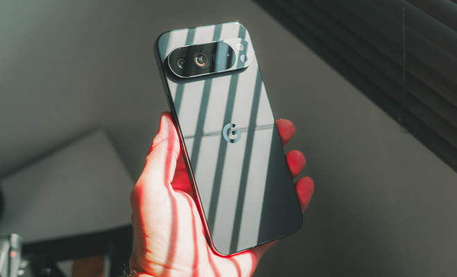 Parte trasera de un Google Pixel 10 Pro XL sujeto con una mano donde se aprecia el módulo de cámaras triple y el logotipo de la marca.