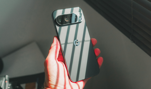 Parte trasera de un Google Pixel 10 Pro XL sujeto con una mano donde se aprecia el módulo de cámaras triple y el logotipo de la marca.