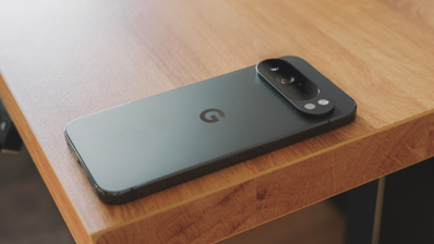 Parte trasera del smartphone Google Pixel 10 Pro XL en color oscuro con el módulo de cámaras en relieve sobre una mesa de madera.