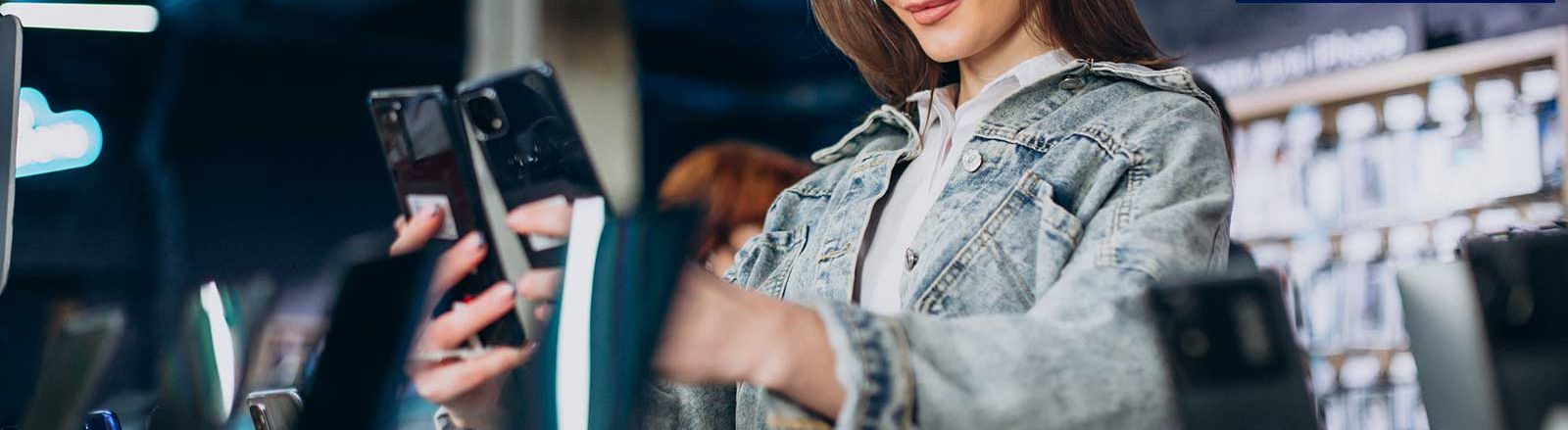Mujer en una tienda de smartphones / Imagen de Freepik