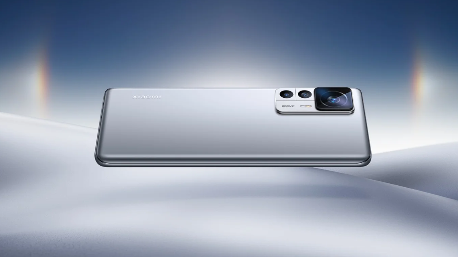Parte trasera del Xiaomi 12T Pro en color plata con el módulo de cámaras triple en primer plano.