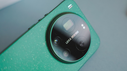 Primer plano del módulo circular de cámaras del Xiaomi 17 Ultra con firma de Leica sobre cuerpo verde moteado.