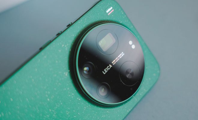 Primer plano del módulo circular de cámaras del Xiaomi 17 Ultra con firma de Leica sobre cuerpo verde moteado.
