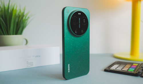 Parte trasera de un teléfono Xiaomi 17 Ultra en color verde con acabado moteado y un gran módulo de cámara circular.