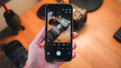 Haciendo foto con el Xiaomi 15T Pro a una cámara