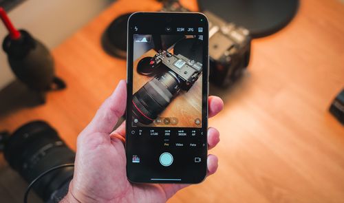 Haciendo foto con el Xiaomi 15T Pro a una cámara