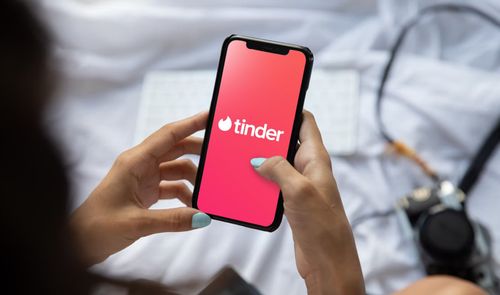 Chica utilizando la app de Tinder