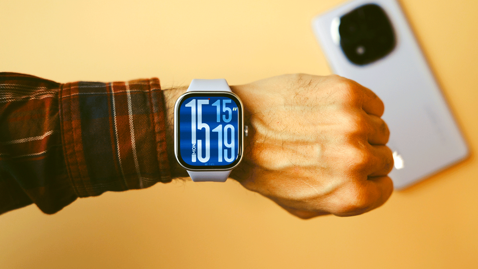 Reloj inteligente Redmi Watch 5 con esfera digital azul colocado en la muñeca de un usuario.