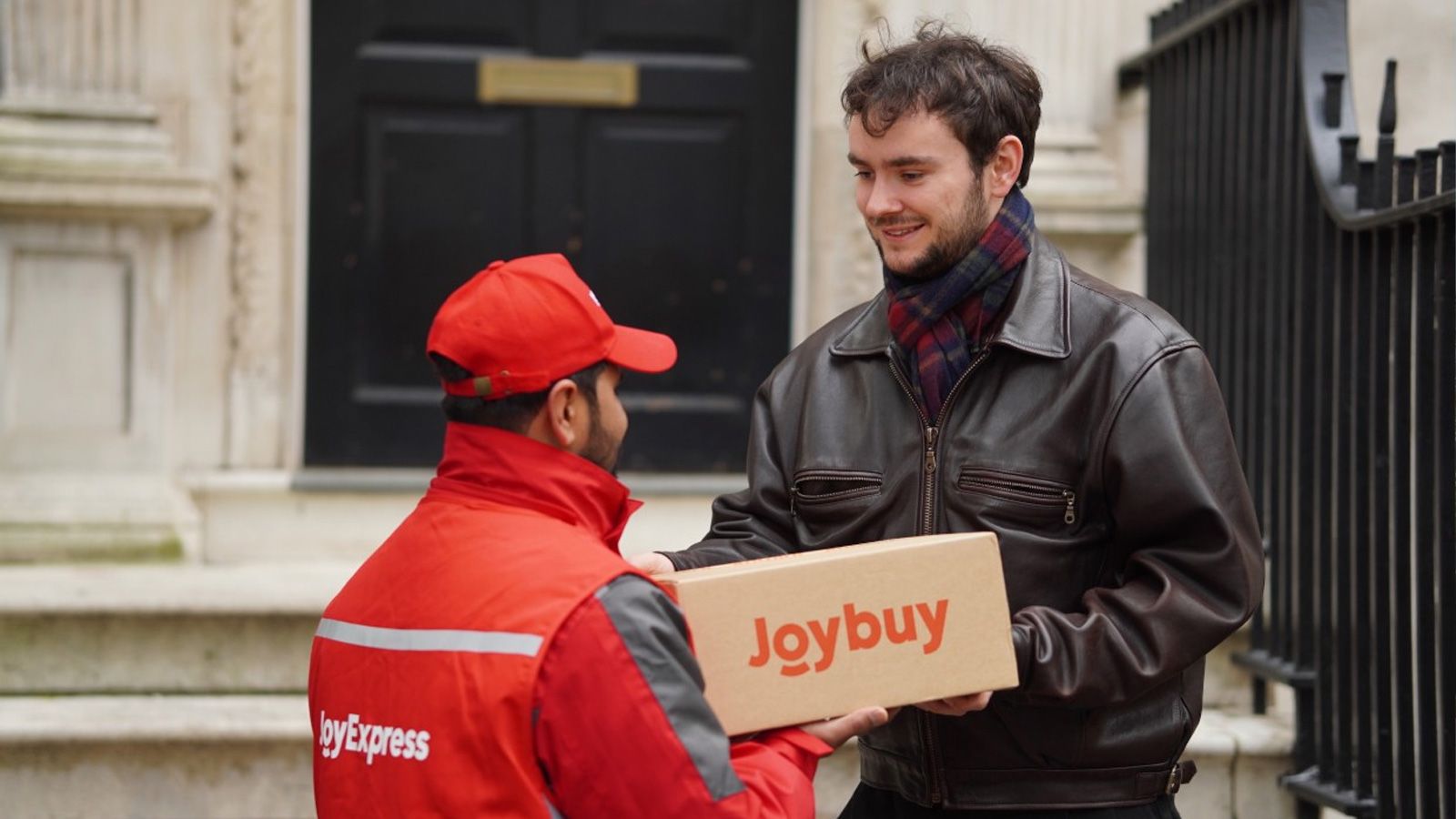 Repartidor con paquete JoyBuy