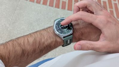 Tocando la pantalla del Huawei Watch GT6