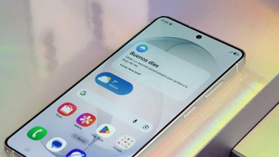 Primer plano de la pantalla de inicio de un Samsung Galaxy S26 Ultra con un widget meteorológico dinámico en primer plano.