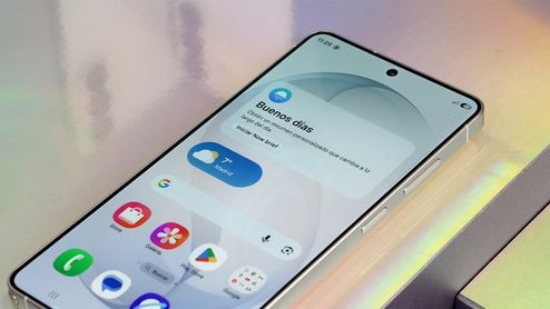 Primer plano de la pantalla de inicio de un Samsung Galaxy S26 Ultra con un widget meteorológico dinámico en primer plano.