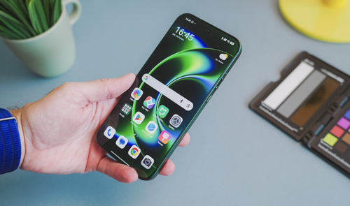 Xiaomi 17 Ultra en la mano.